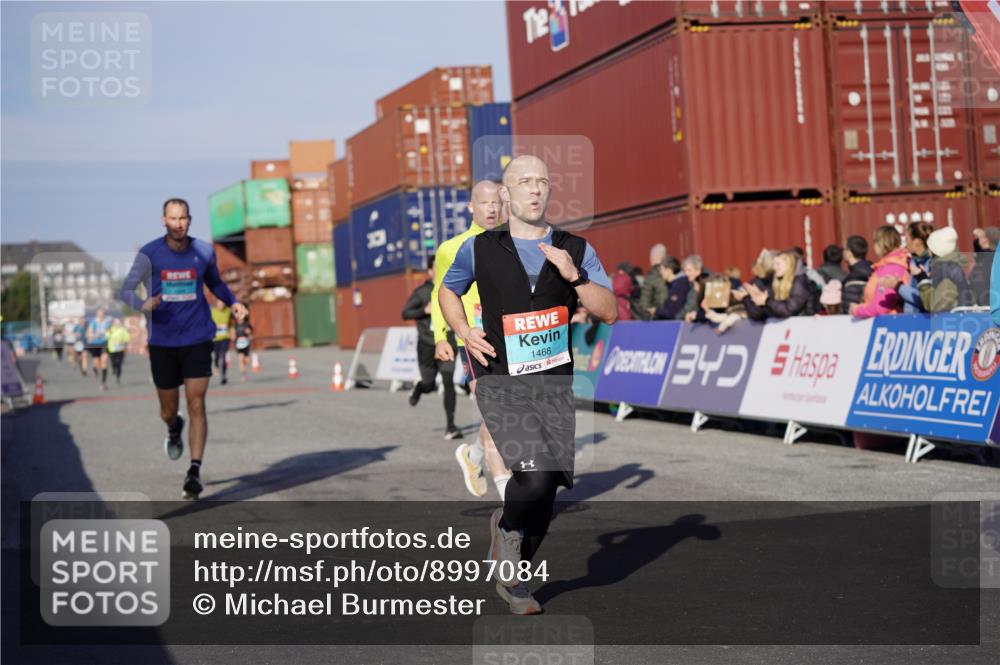 03.10.2025 - Köhlbrandbrückenlauf Michael Burmester http://msf.ph/oto/8997084 03.10.2025 10:00:52 Ziel 1058, 1082, 1133, 1168, 1468, 1826, 2587, 2947, 3343, 3594, 3775, 3790, 3794 meine-sportfotos.de