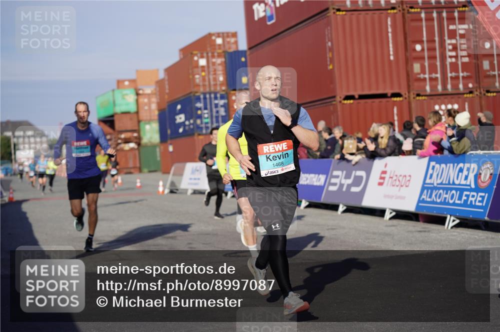 03.10.2025 - Köhlbrandbrückenlauf Michael Burmester http://msf.ph/oto/8997087 03.10.2025 10:00:52 Ziel 1058, 1082, 1133, 1168, 1468, 1826, 2587, 2947, 3343, 3594, 3775, 3790, 3794 meine-sportfotos.de