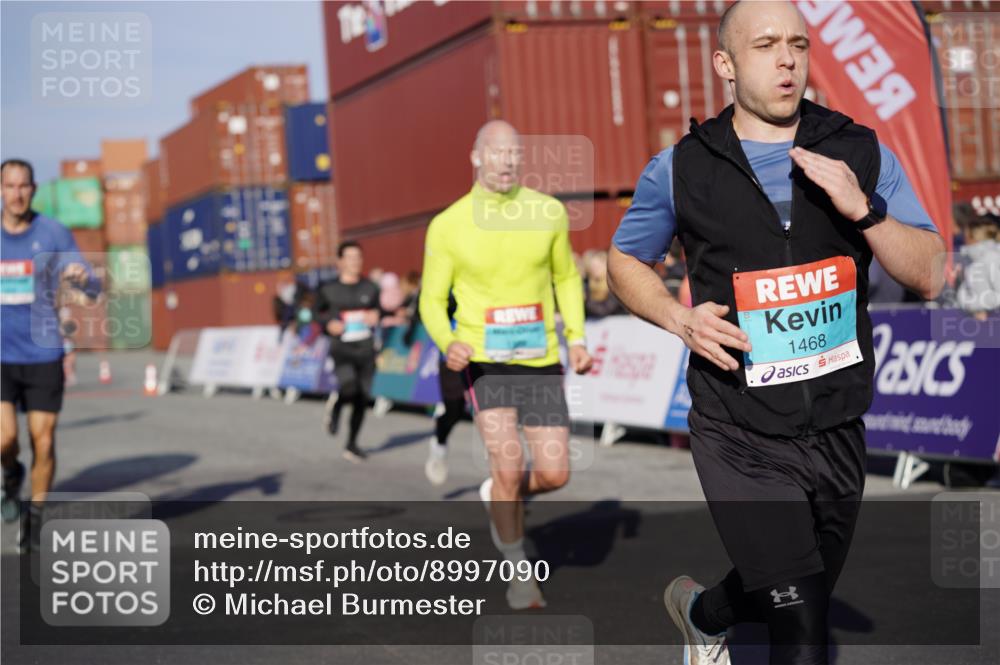 03.10.2025 - Köhlbrandbrückenlauf Michael Burmester http://msf.ph/oto/8997090 03.10.2025 10:00:53 Ziel 1058, 1082, 1133, 1168, 1468, 1826, 2587, 2947, 3343, 3594, 3775, 3790, 3794 meine-sportfotos.de
