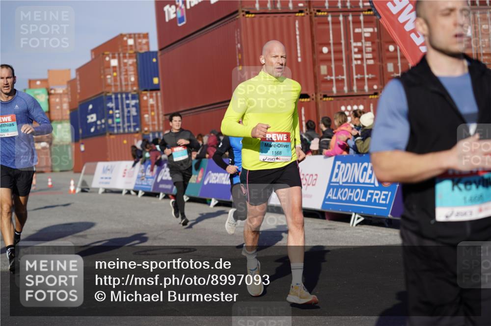 03.10.2025 - Köhlbrandbrückenlauf Michael Burmester http://msf.ph/oto/8997093 03.10.2025 10:00:53 Ziel 1058, 1082, 1133, 1168, 1468, 1826, 2587, 2947, 3343, 3594, 3775, 3790, 3794 meine-sportfotos.de