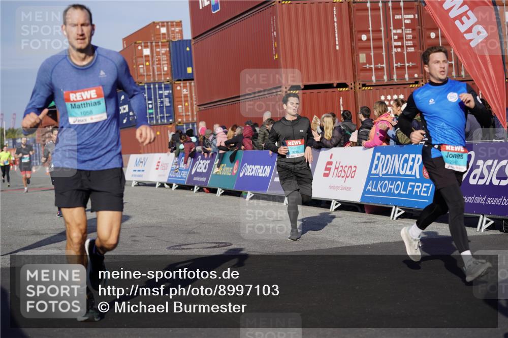 03.10.2025 - Köhlbrandbrückenlauf Michael Burmester http://msf.ph/oto/8997103 03.10.2025 10:00:54 Ziel 1058, 1133, 1168, 1468, 1602, 1826, 2587, 2947, 3343, 3594, 3775, 3790, 3794 meine-sportfotos.de