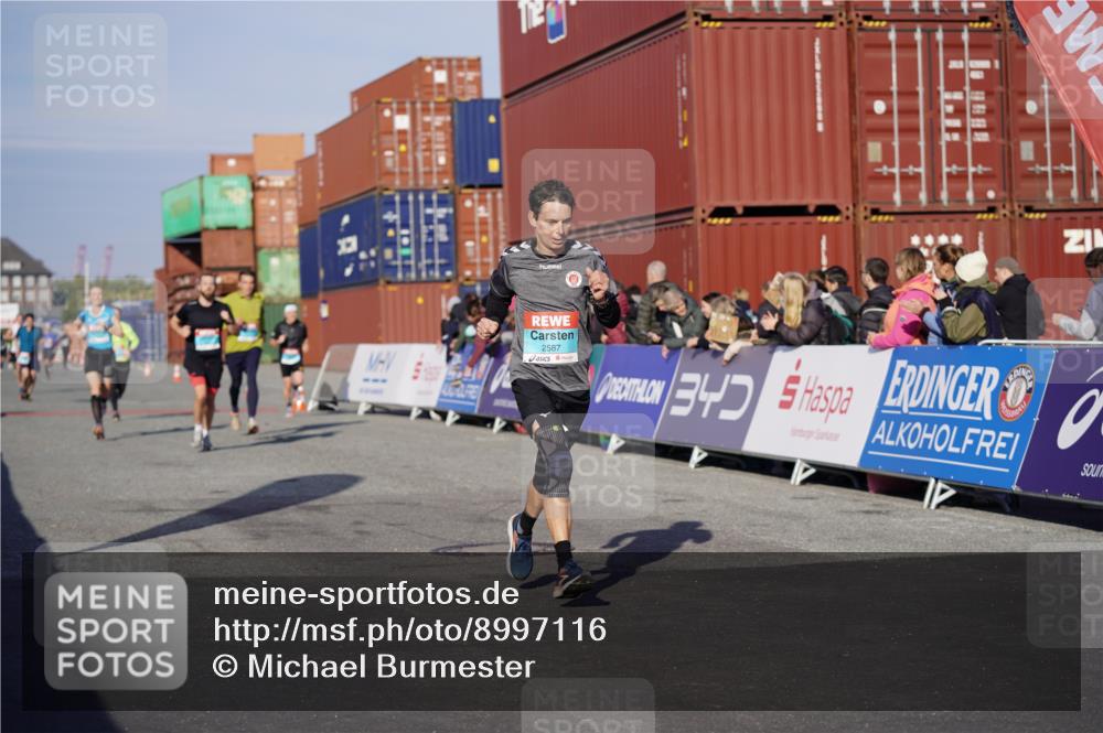 03.10.2025 - Köhlbrandbrückenlauf Michael Burmester http://msf.ph/oto/8997116 03.10.2025 10:00:56 Ziel 1058, 1110, 1168, 1468, 1517, 1602, 2587, 2947, 3091, 3458, 3594, 3775, 3790, 3794 meine-sportfotos.de
