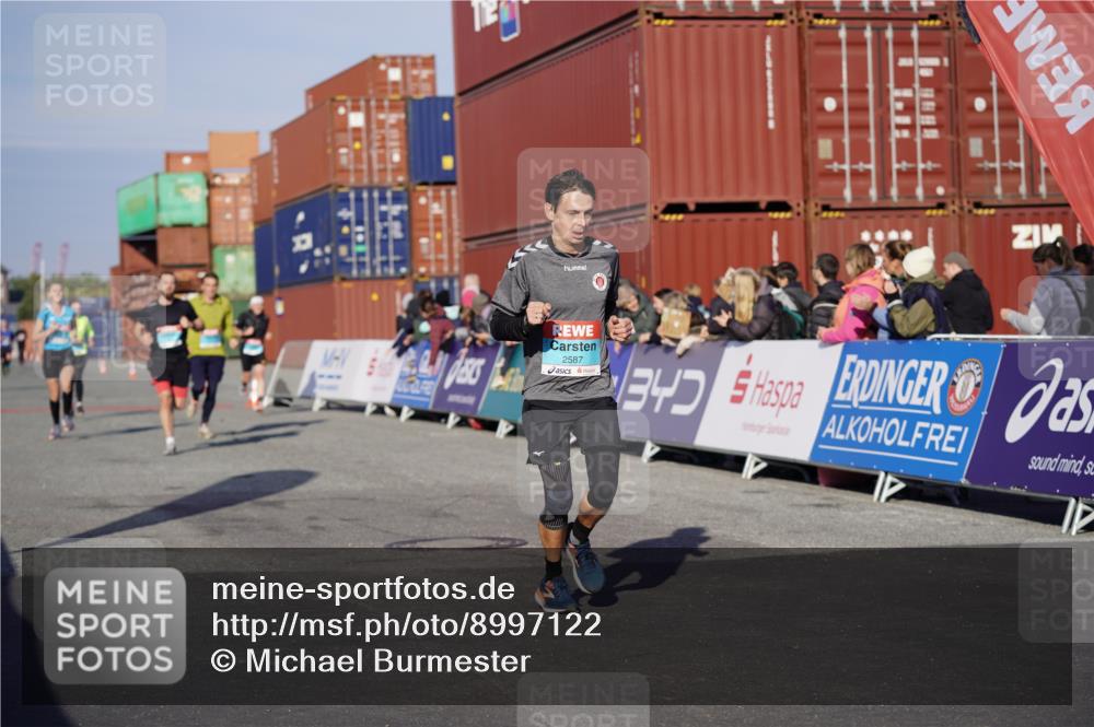 03.10.2025 - Köhlbrandbrückenlauf Michael Burmester http://msf.ph/oto/8997122 03.10.2025 10:00:56 Ziel 1058, 1110, 1168, 1468, 1517, 1602, 2587, 2947, 3091, 3458, 3594, 3775, 3790, 3794 meine-sportfotos.de