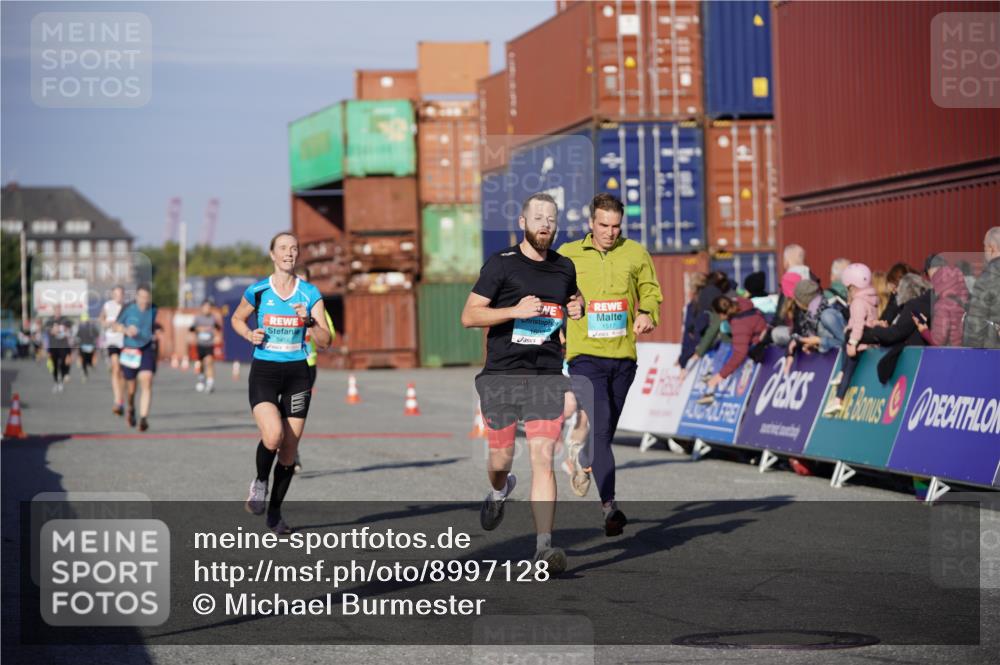 03.10.2025 - Köhlbrandbrückenlauf Michael Burmester http://msf.ph/oto/8997128 03.10.2025 10:00:58 Ziel 1058, 1110, 1168, 1468, 1517, 1602, 2587, 2947, 3091, 3458, 3594, 3775, 3790 meine-sportfotos.de
