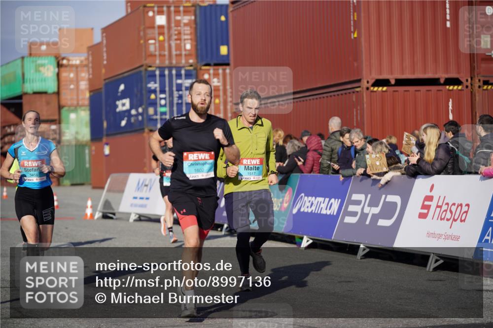 03.10.2025 - Köhlbrandbrückenlauf Michael Burmester http://msf.ph/oto/8997136 03.10.2025 10:00:59 Ziel 1058, 1110, 1517, 1602, 2587, 2947, 3091, 3458, 3775 meine-sportfotos.de