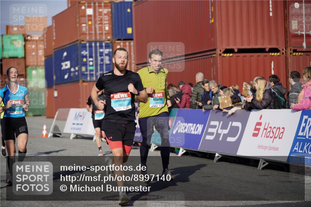 03.10.2025 - Köhlbrandbrückenlauf Michael Burmester http://msf.ph/oto/8997140 03.10.2025 10:00:59 Ziel 1058, 1110, 1517, 1602, 2587, 2947, 3091, 3458, 3775 meine-sportfotos.de