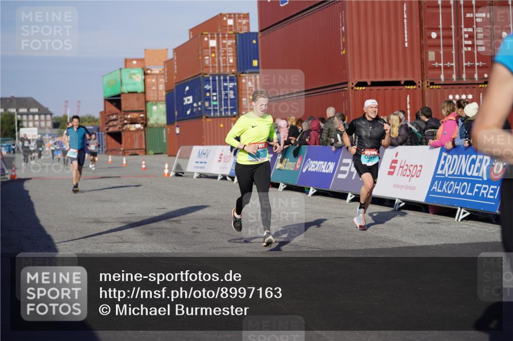 03.10.2025 - Köhlbrandbrückenlauf Michael Burmester http://msf.ph/oto/8997163 03.10.2025 10:01:01 Ziel 1110, 1115, 1517, 1602, 2587, 3091, 3458, 3775 meine-sportfotos.de