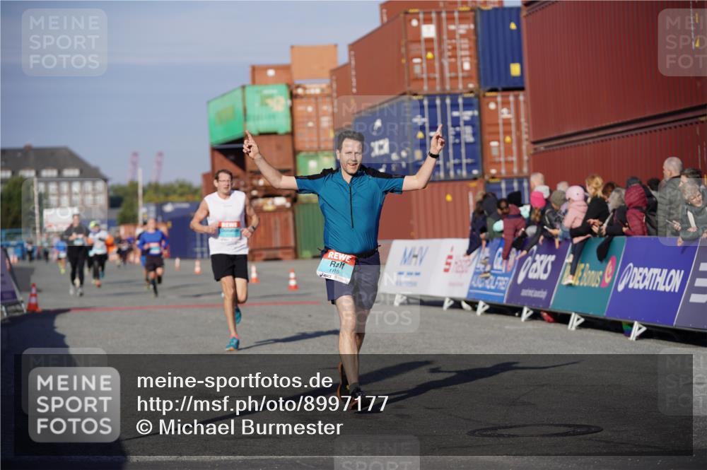 03.10.2025 - Köhlbrandbrückenlauf Michael Burmester http://msf.ph/oto/8997177 03.10.2025 10:01:04 Ziel 1110, 1115, 1176, 1517, 1602, 3091, 3458 meine-sportfotos.de