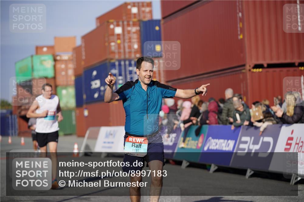 03.10.2025 - Köhlbrandbrückenlauf Michael Burmester http://msf.ph/oto/8997183 03.10.2025 10:01:05 Ziel 1110, 1115, 1176, 1517, 1602, 3091, 3458 meine-sportfotos.de