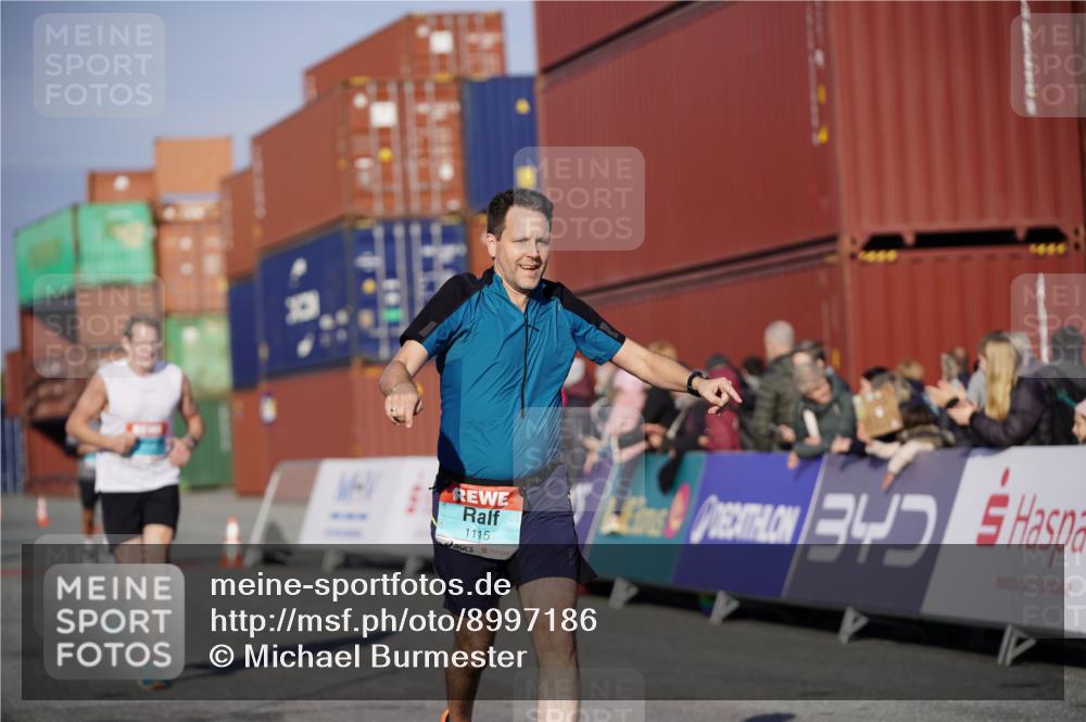03.10.2025 - Köhlbrandbrückenlauf Michael Burmester http://msf.ph/oto/8997186 03.10.2025 10:01:05 Ziel 1110, 1115, 1176, 1517, 1602, 3091, 3458 meine-sportfotos.de