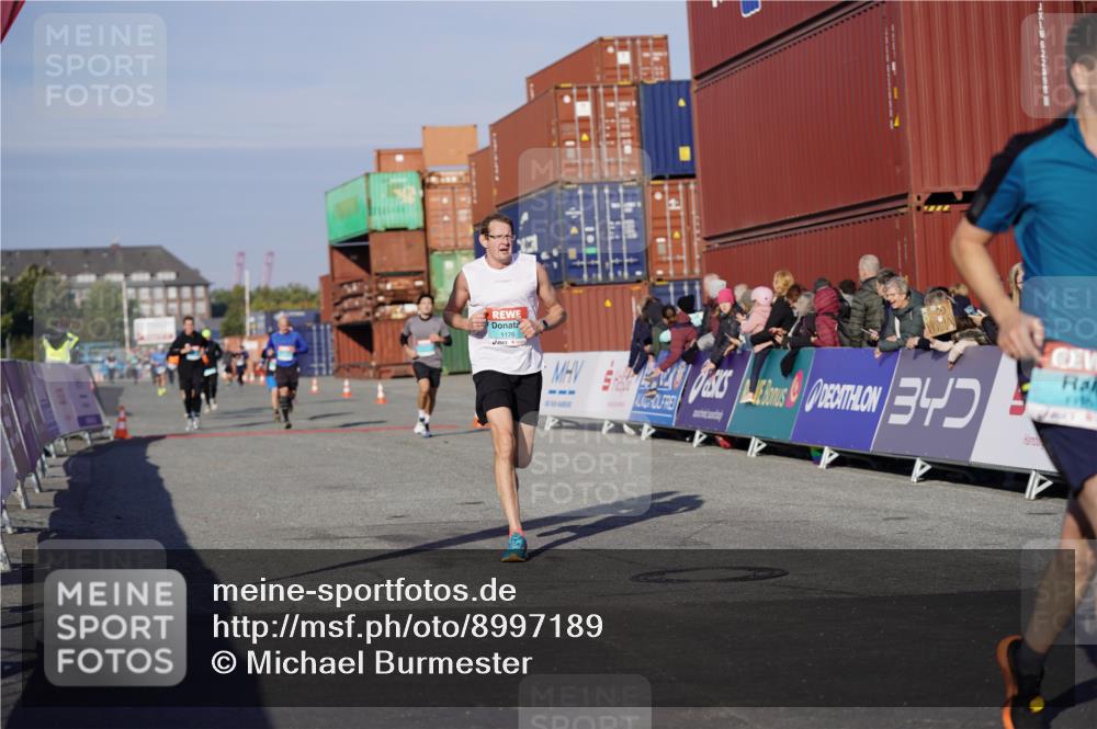 03.10.2025 - Köhlbrandbrückenlauf Michael Burmester http://msf.ph/oto/8997189 03.10.2025 10:01:06 Ziel 1110, 1115, 1176, 1517, 1602, 3091, 3458 meine-sportfotos.de
