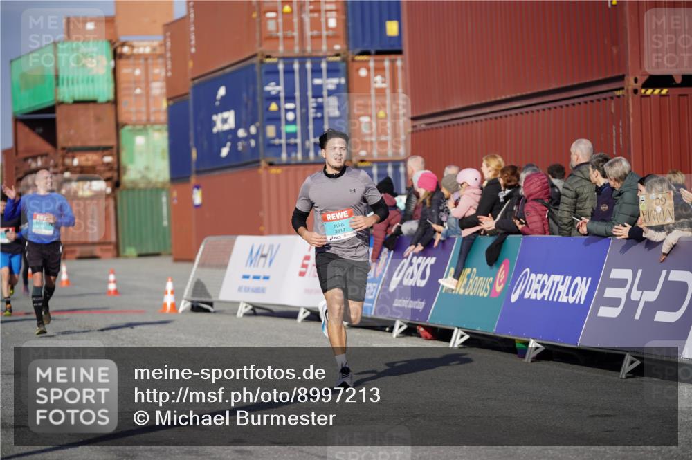 03.10.2025 - Köhlbrandbrückenlauf Michael Burmester http://msf.ph/oto/8997213 03.10.2025 10:01:09 Ziel 1115, 1122, 1157, 1176, 3817 meine-sportfotos.de