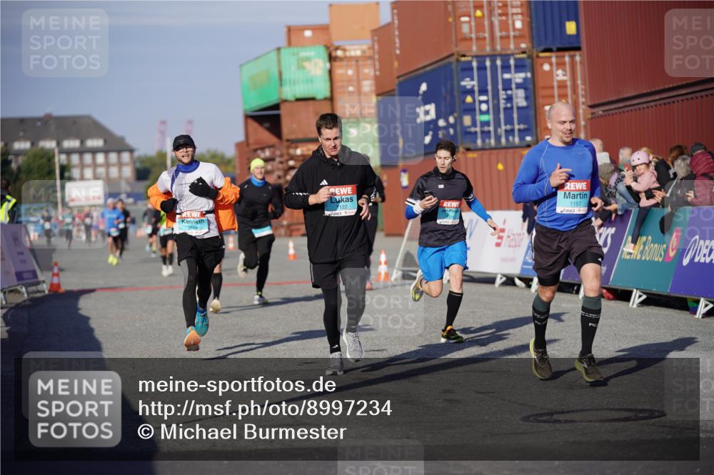 03.10.2025 - Köhlbrandbrückenlauf Michael Burmester http://msf.ph/oto/8997234 03.10.2025 10:01:13 Ziel 1122, 1157, 1176, 1316, 1368, 2940, 3164, 3204, 3817 meine-sportfotos.de