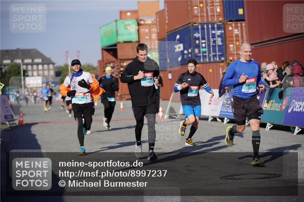 03.10.2025 - Köhlbrandbrückenlauf Michael Burmester http://msf.ph/oto/8997237 03.10.2025 10:01:13 Ziel 1122, 1157, 1176, 1316, 1368, 2940, 3164, 3204, 3817 meine-sportfotos.de