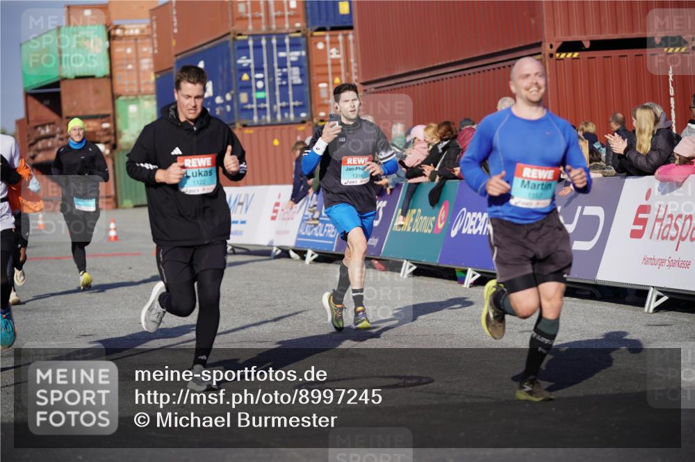 03.10.2025 - Köhlbrandbrückenlauf Michael Burmester http://msf.ph/oto/8997245 03.10.2025 10:01:14 Ziel 1122, 1157, 1176, 1316, 1368, 2940, 3164, 3204, 3817 meine-sportfotos.de