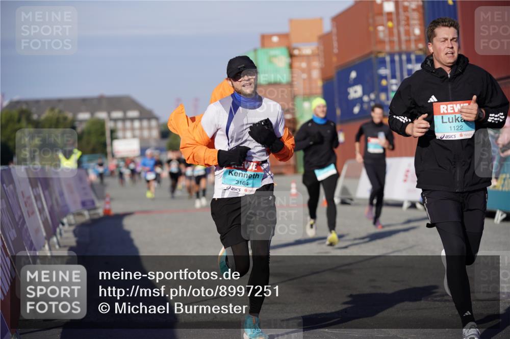 03.10.2025 - Köhlbrandbrückenlauf Michael Burmester http://msf.ph/oto/8997251 03.10.2025 10:01:15 Ziel 1122, 1157, 1316, 1368, 2940, 3164, 3204, 3817 meine-sportfotos.de
