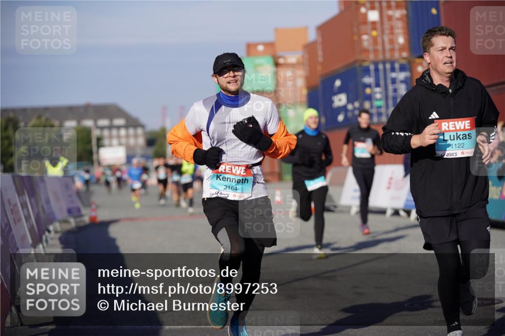 03.10.2025 - Köhlbrandbrückenlauf Michael Burmester http://msf.ph/oto/8997253 03.10.2025 10:01:15 Ziel 1122, 1157, 1316, 1368, 2940, 3164, 3204, 3817 meine-sportfotos.de
