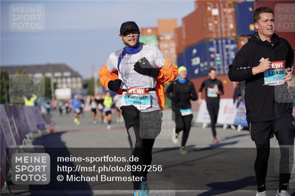 03.10.2025 - Köhlbrandbrückenlauf Michael Burmester http://msf.ph/oto/8997256 03.10.2025 10:01:15 Ziel 1122, 1157, 1316, 1368, 2940, 3164, 3204, 3817 meine-sportfotos.de
