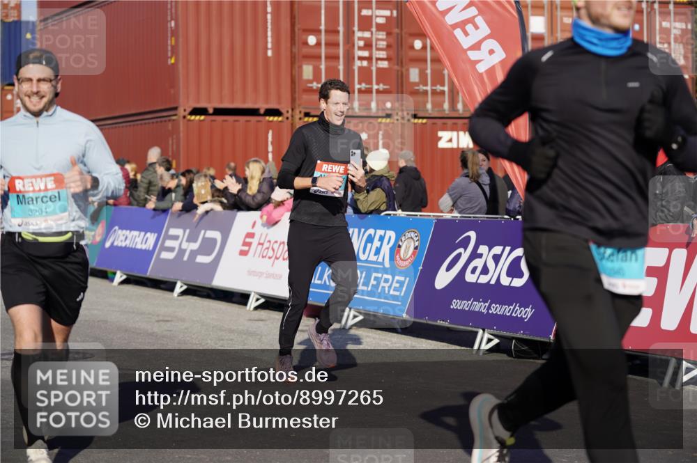 03.10.2025 - Köhlbrandbrückenlauf Michael Burmester http://msf.ph/oto/8997265 03.10.2025 10:01:18 Ziel 1122, 1157, 1316, 1368, 2940, 3164, 3204, 3454, 3817 meine-sportfotos.de