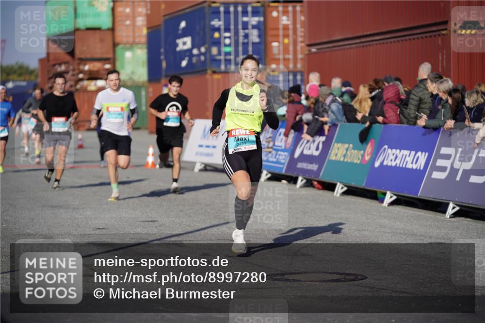 03.10.2025 - Köhlbrandbrückenlauf Michael Burmester http://msf.ph/oto/8997280 03.10.2025 10:01:21 Ziel 1021, 1122, 1146, 1226, 1316, 1368, 2901, 2940, 3164, 3204, 3454 meine-sportfotos.de