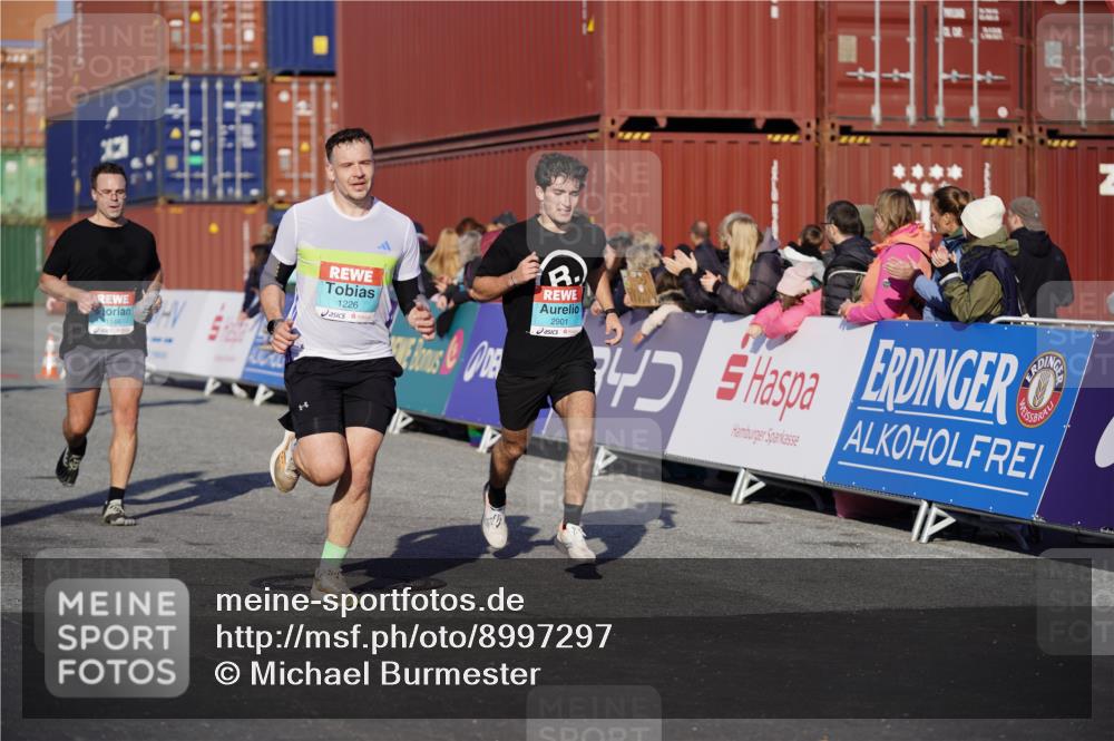 03.10.2025 - Köhlbrandbrückenlauf Michael Burmester http://msf.ph/oto/8997297 03.10.2025 10:01:24 Ziel 1021, 1146, 1226, 1368, 2901, 2940, 3204, 3454, 3568, 3813 meine-sportfotos.de