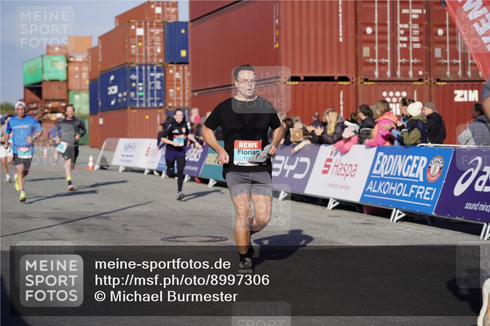 03.10.2025 - Köhlbrandbrückenlauf Michael Burmester http://msf.ph/oto/8997306 03.10.2025 10:01:25 Ziel 1021, 1146, 1226, 1368, 1396, 2901, 3454, 3568, 3813 meine-sportfotos.de