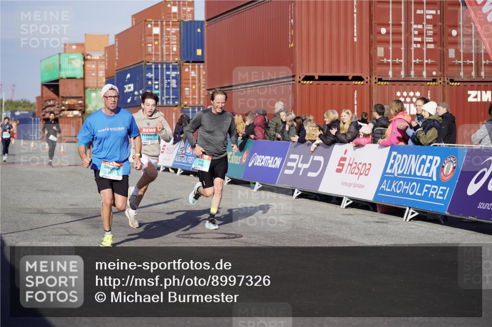 03.10.2025 - Köhlbrandbrückenlauf Michael Burmester http://msf.ph/oto/8997326 03.10.2025 10:01:28 Ziel 1021, 1146, 1226, 1279, 1396, 2901, 3454, 3568, 3813 meine-sportfotos.de
