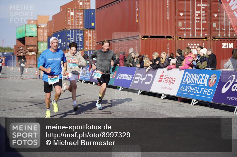 03.10.2025 - Köhlbrandbrückenlauf Michael Burmester http://msf.ph/oto/8997329 03.10.2025 10:01:28 Ziel 1021, 1146, 1226, 1279, 1396, 2901, 3454, 3568, 3813 meine-sportfotos.de