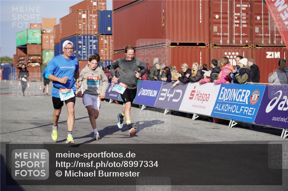 03.10.2025 - Köhlbrandbrückenlauf Michael Burmester http://msf.ph/oto/8997334 03.10.2025 10:01:28 Ziel 1021, 1146, 1226, 1279, 1396, 2901, 3454, 3568, 3813 meine-sportfotos.de