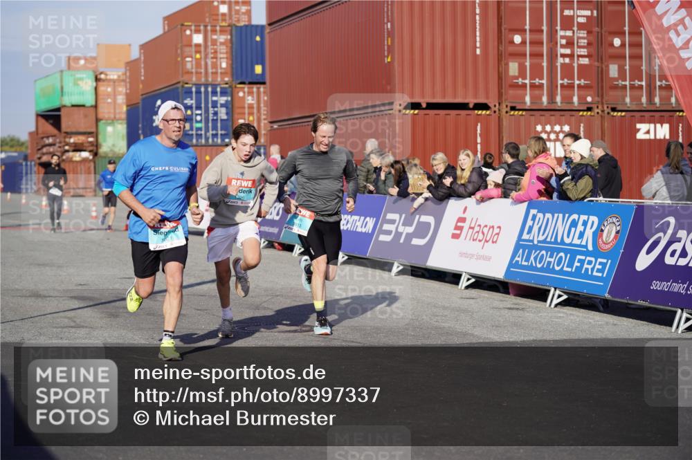 03.10.2025 - Köhlbrandbrückenlauf Michael Burmester http://msf.ph/oto/8997337 03.10.2025 10:01:28 Ziel 1021, 1146, 1226, 1279, 1396, 2901, 3454, 3568, 3813 meine-sportfotos.de