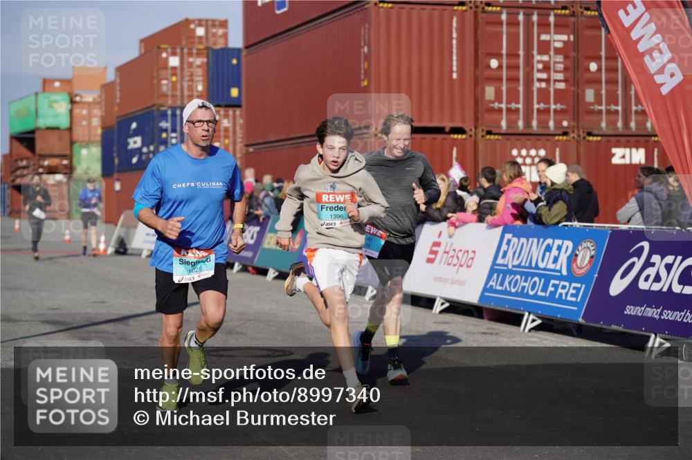 03.10.2025 - Köhlbrandbrückenlauf Michael Burmester http://msf.ph/oto/8997340 03.10.2025 10:01:28 Ziel 1021, 1146, 1226, 1279, 1396, 2901, 3454, 3568, 3813 meine-sportfotos.de