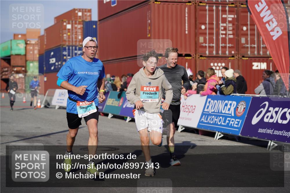 03.10.2025 - Köhlbrandbrückenlauf Michael Burmester http://msf.ph/oto/8997343 03.10.2025 10:01:29 Ziel 1021, 1146, 1226, 1279, 1396, 1526, 2694, 2901, 3454, 3568, 3813 meine-sportfotos.de