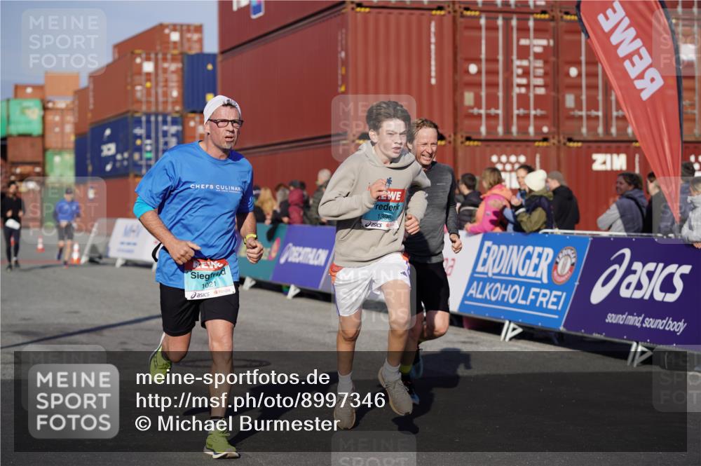 03.10.2025 - Köhlbrandbrückenlauf Michael Burmester http://msf.ph/oto/8997346 03.10.2025 10:01:29 Ziel 1021, 1146, 1226, 1279, 1396, 1526, 2694, 2901, 3454, 3568, 3813 meine-sportfotos.de