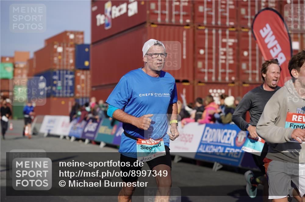 03.10.2025 - Köhlbrandbrückenlauf Michael Burmester http://msf.ph/oto/8997349 03.10.2025 10:01:29 Ziel 1021, 1146, 1226, 1279, 1396, 1526, 2694, 2901, 3454, 3568, 3813 meine-sportfotos.de