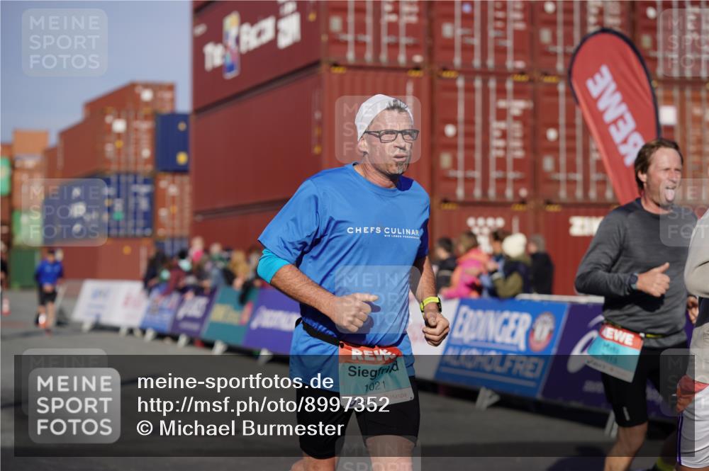 03.10.2025 - Köhlbrandbrückenlauf Michael Burmester http://msf.ph/oto/8997352 03.10.2025 10:01:29 Ziel 1021, 1146, 1226, 1279, 1396, 1526, 2694, 2901, 3454, 3568, 3813 meine-sportfotos.de
