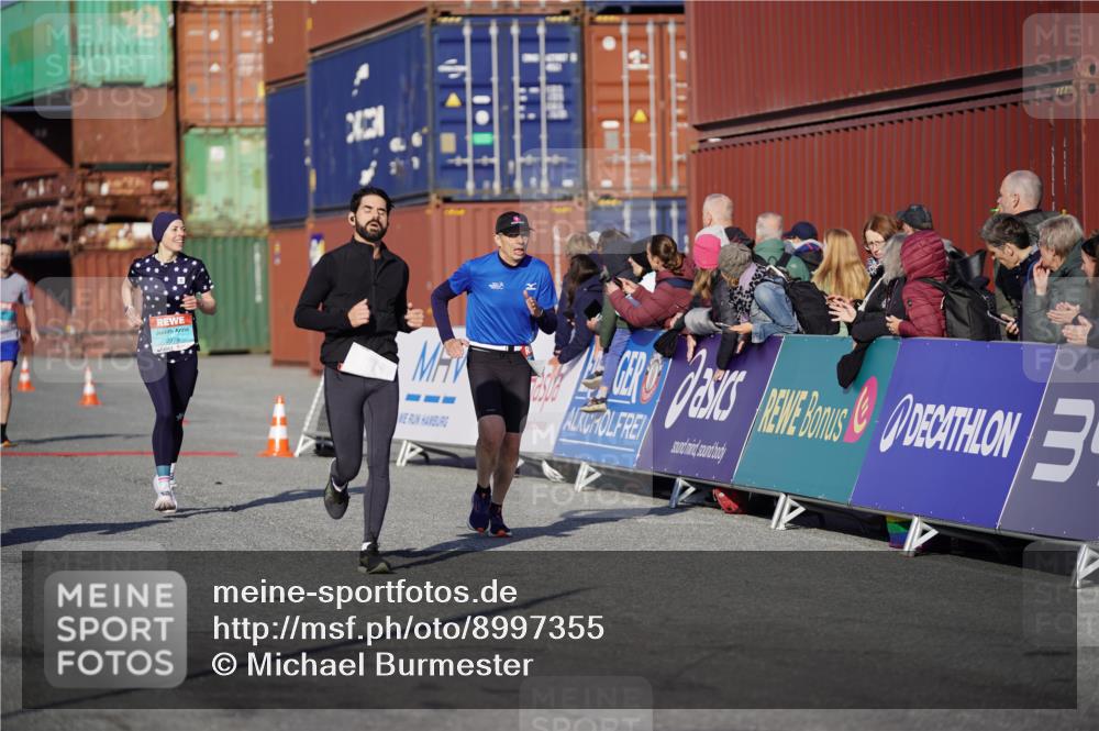 03.10.2025 - Köhlbrandbrückenlauf Michael Burmester http://msf.ph/oto/8997355 03.10.2025 10:01:32 Ziel 1021, 1146, 1226, 1279, 1396, 1526, 2694, 2901, 2979, 3568, 3813 meine-sportfotos.de