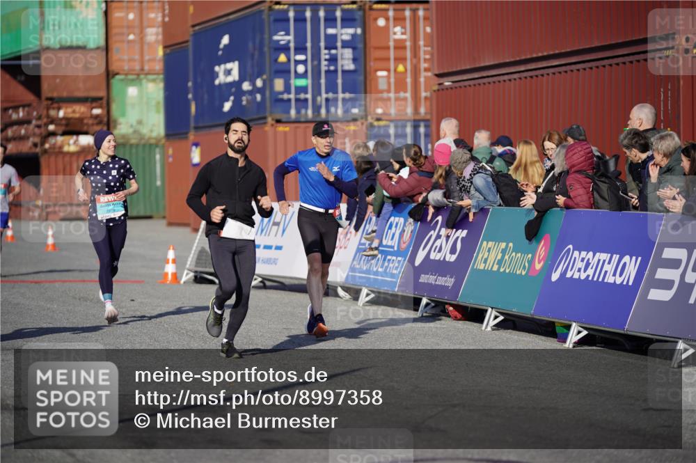 03.10.2025 - Köhlbrandbrückenlauf Michael Burmester http://msf.ph/oto/8997358 03.10.2025 10:01:32 Ziel 1021, 1146, 1226, 1279, 1396, 1526, 2694, 2901, 2979, 3568, 3813 meine-sportfotos.de