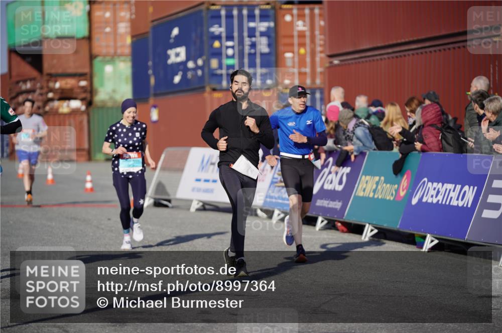 03.10.2025 - Köhlbrandbrückenlauf Michael Burmester http://msf.ph/oto/8997364 03.10.2025 10:01:33 Ziel 1021, 1043, 1279, 1396, 1526, 2694, 2979, 3568, 3813 meine-sportfotos.de