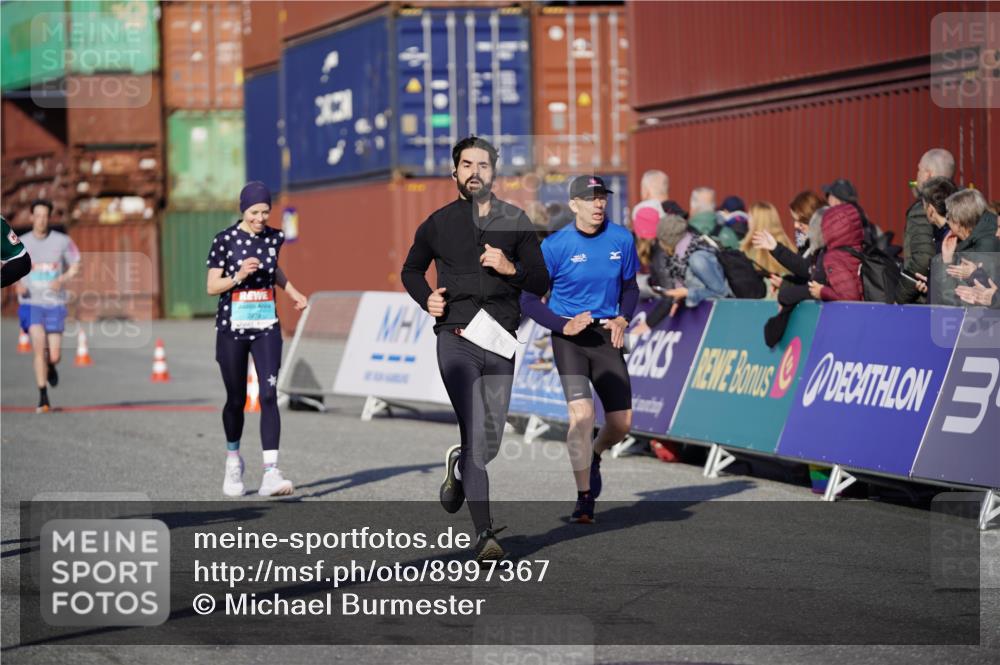 03.10.2025 - Köhlbrandbrückenlauf Michael Burmester http://msf.ph/oto/8997367 03.10.2025 10:01:33 Ziel 1021, 1043, 1279, 1396, 1526, 2694, 2979, 3568, 3813 meine-sportfotos.de