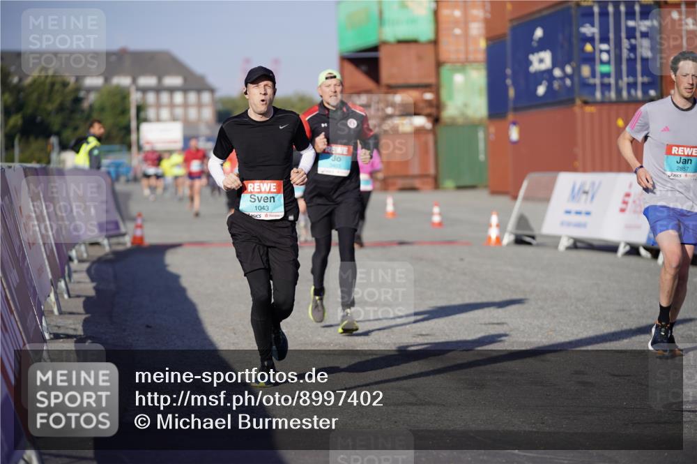03.10.2025 - Köhlbrandbrückenlauf Michael Burmester http://msf.ph/oto/8997402 03.10.2025 10:01:38 Ziel 1043, 1279, 1526, 2694, 2857, 2979, 3403 meine-sportfotos.de