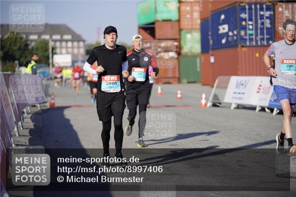 03.10.2025 - Köhlbrandbrückenlauf Michael Burmester http://msf.ph/oto/8997406 03.10.2025 10:01:38 Ziel 1043, 1279, 1526, 2694, 2857, 2979, 3403 meine-sportfotos.de