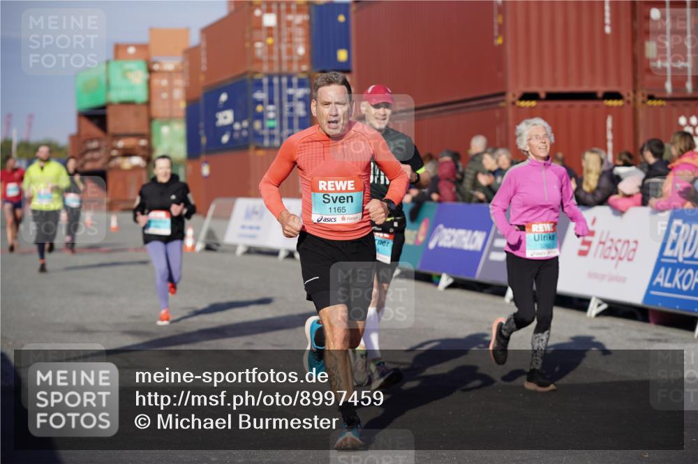 03.10.2025 - Köhlbrandbrückenlauf Michael Burmester http://msf.ph/oto/8997459 03.10.2025 10:01:45 Ziel 1043, 1165, 1273, 1284, 1767, 2857, 2889, 3263, 3264, 3403 meine-sportfotos.de