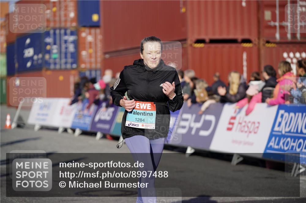 03.10.2025 - Köhlbrandbrückenlauf Michael Burmester http://msf.ph/oto/8997488 03.10.2025 10:01:47 Ziel 1165, 1194, 1273, 1284, 1767, 2889, 3263, 3264 meine-sportfotos.de