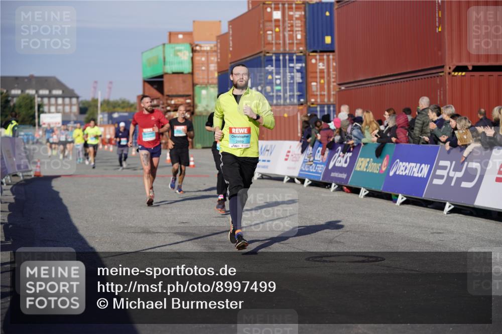 03.10.2025 - Köhlbrandbrückenlauf Michael Burmester http://msf.ph/oto/8997499 03.10.2025 10:01:48 Ziel 1165, 1194, 1273, 1284, 1767, 2889, 3263, 3264 meine-sportfotos.de