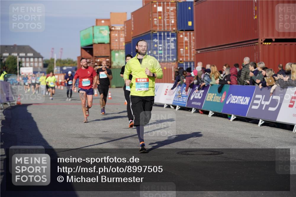 03.10.2025 - Köhlbrandbrückenlauf Michael Burmester http://msf.ph/oto/8997505 03.10.2025 10:01:48 Ziel 1165, 1194, 1273, 1284, 1767, 2889, 3263, 3264 meine-sportfotos.de