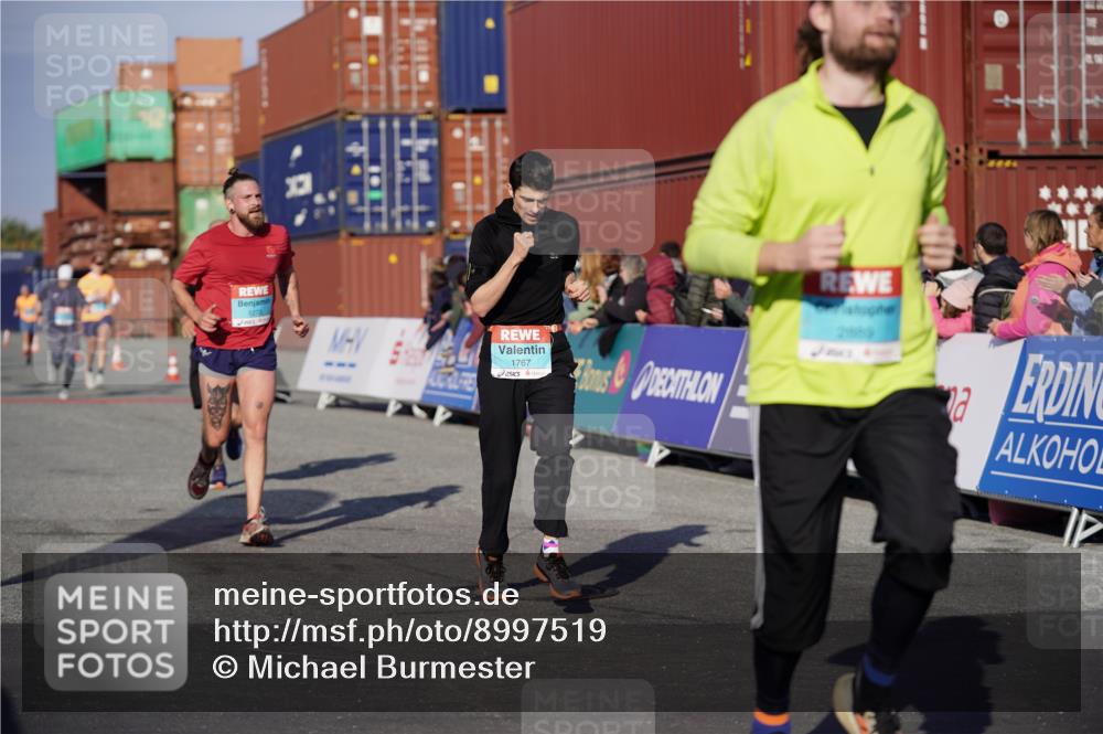 03.10.2025 - Köhlbrandbrückenlauf Michael Burmester http://msf.ph/oto/8997519 03.10.2025 10:01:50 Ziel 1165, 1194, 1273, 1284, 1767, 2889, 3263, 3264 meine-sportfotos.de