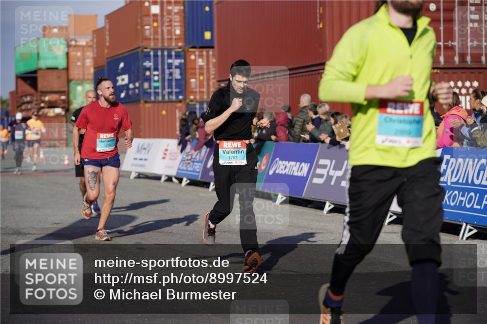 03.10.2025 - Köhlbrandbrückenlauf Michael Burmester http://msf.ph/oto/8997524 03.10.2025 10:01:50 Ziel 1165, 1194, 1273, 1284, 1767, 2889, 3263, 3264 meine-sportfotos.de