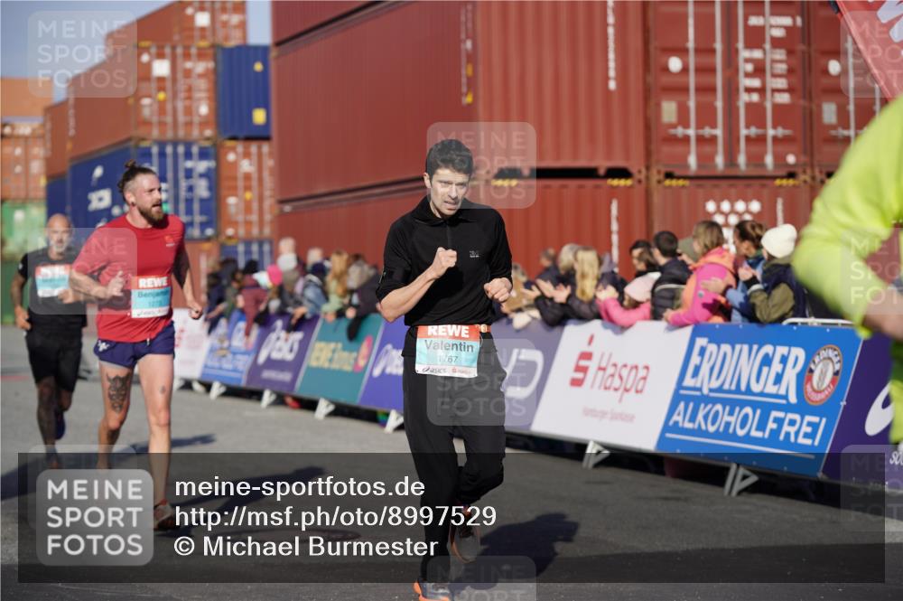 03.10.2025 - Köhlbrandbrückenlauf Michael Burmester http://msf.ph/oto/8997529 03.10.2025 10:01:50 Ziel 1165, 1194, 1273, 1284, 1767, 2889, 3263, 3264 meine-sportfotos.de