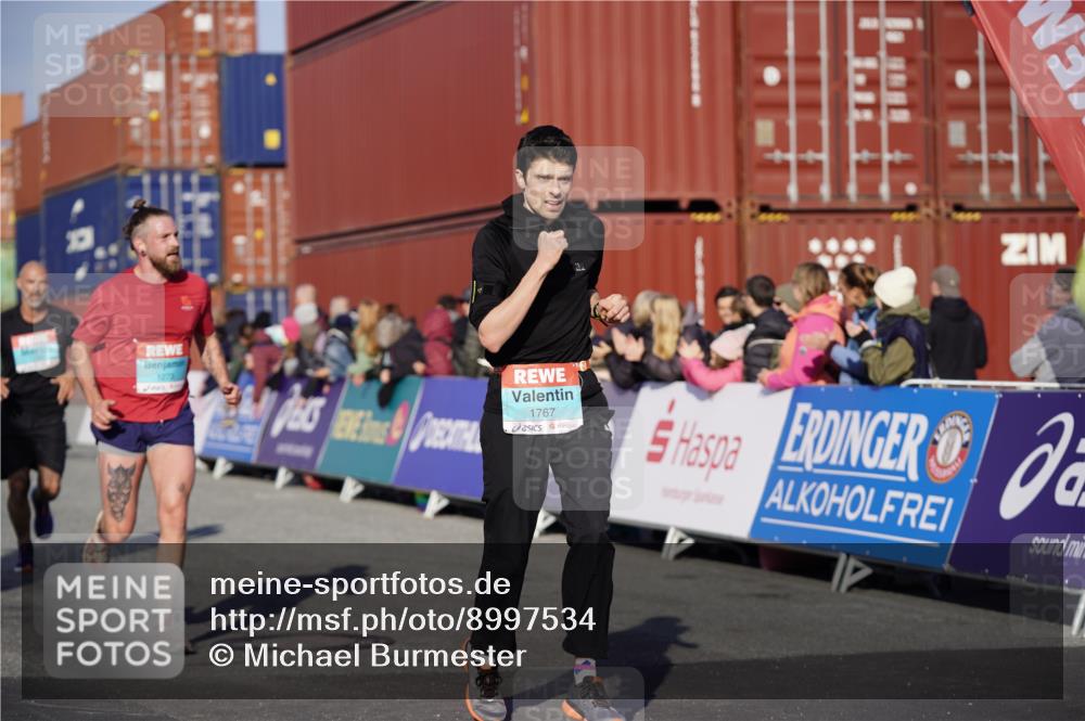 03.10.2025 - Köhlbrandbrückenlauf Michael Burmester http://msf.ph/oto/8997534 03.10.2025 10:01:50 Ziel 1165, 1194, 1273, 1284, 1767, 2889, 3263, 3264 meine-sportfotos.de