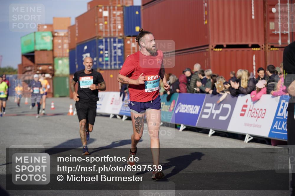 03.10.2025 - Köhlbrandbrückenlauf Michael Burmester http://msf.ph/oto/8997539 03.10.2025 10:01:51 Ziel 1165, 1194, 1273, 1284, 1767, 2843, 2889, 3263, 3264 meine-sportfotos.de